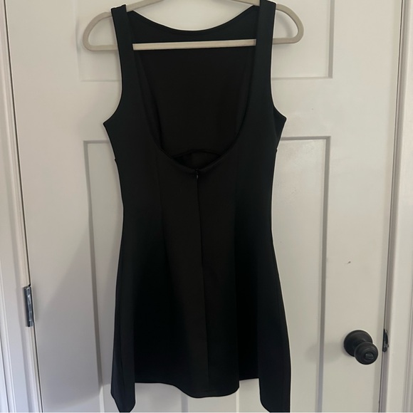 Elegant Black Sleeveless Dress - Picture 10 of 13